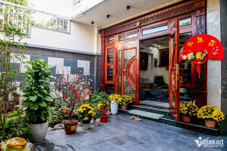 1737782600-w-xuan-son-4-48749-width1900height1267 Vợ cầu thủ Xuân Son trang trí nhà cửa đón chồng về ăn Tết, phát lì xì cho fan nhí - 6