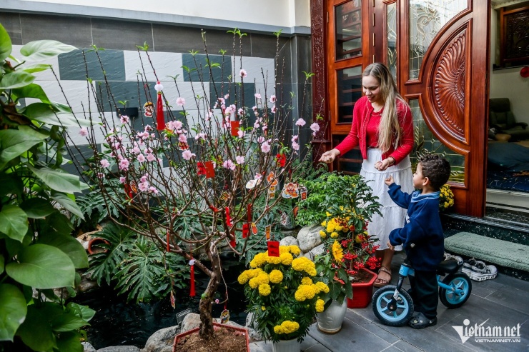 1737782602-w-xuan-son-3-48754-width1900height1267 Vợ cầu thủ Xuân Son trang trí nhà cửa đón chồng về ăn Tết, phát lì xì cho fan nhí - 11