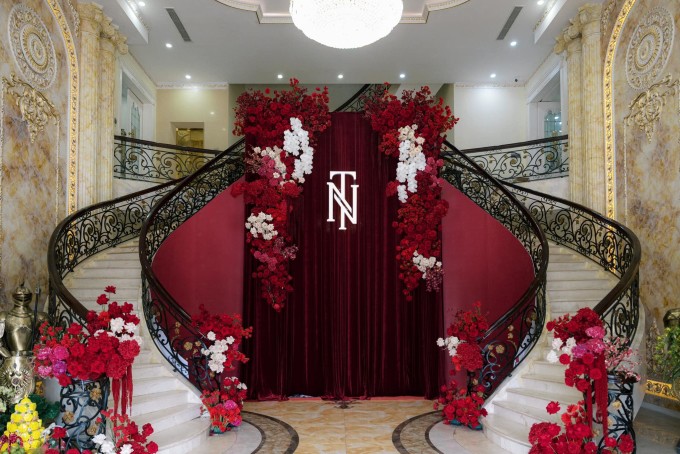 1737784837-dam-cuoi-mai-ngoc-1111a-5775-6024-7664-7-1466-width680height454 Cơ ngơi nhà chồng Mai Ngọc thiết kế theo kiểu lâu đài châu Âu phong cách tân cổ điển với không gian rộng lớn, họa tiết đối xứng, tỷ lệ, đường nét hoa văn phức tạp. Khu vực sảnh chính của ngôi nhà có nhiều chi tiết trang trí được dát vàng.