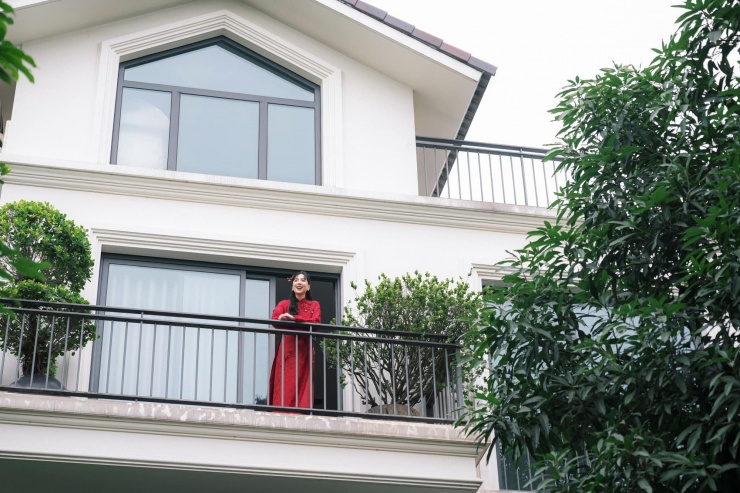 1737784838-56619n-5579-9-0454-5-26261-5-09622-width2000height1334 Khoảnh khắc cô dâu Mai Ngọc chụp hình trên tầng 2 của căn biệt thự cũng thể hiện sự tinh tế của cô. Không hé lộ toàn bộ cơ ngơi, bức ảnh ghi lại một góc tầng 2, cho thấy căn biệt thự được xây theo phong cách tinh giản, hiện đại với gam màu trắng làm chủ đạo.