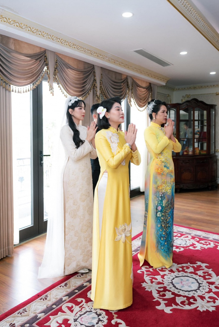 1737784838-n-6480-3-30322-4-1321-1-9532-width1366height2048 Giây phút hai vợ chồng Mai Ngọc và Quốc Thắng cùng hai mẹ thắp hương gia tiên cũng trực tiếp hé lộ không gian bên trong căn biệt thự. Tất cả nội thất từ rèm cửa, thảm, kệ đựng đồ đều có thiết kế tinh tế, sang trọng, toát lên phong cách cao sang, hiện đại của gia chủ.