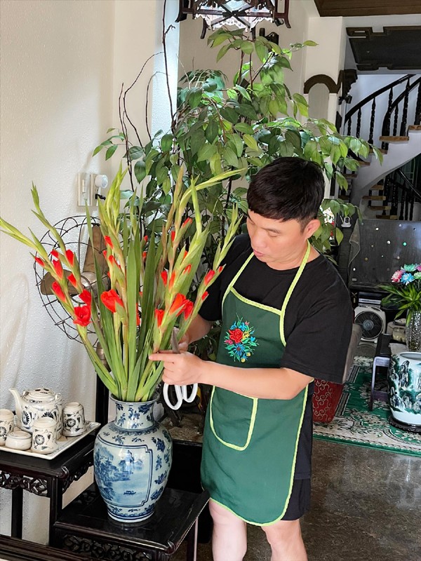 Ở tuổi 59, Quang Linh sống trong căn nhà rộng rãi, khang trang, đầy đủ tiện nghi và nằm ngay trên con đường lớn. Là người ngăn nắp gọn gàng, anh chăm chút kỹ lưỡng cho nhà cửa. Giọng ca