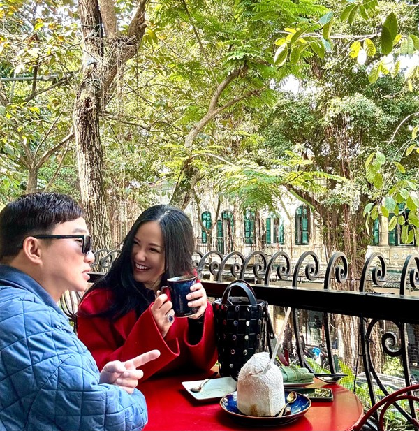 Dù độc thân nhưng Quang Linh luôn cảm thấy vui vẻ và bình yên vì có nhiều bạn bè đồng nghiệp thân thiết. Ngoài vấn đề kinh tế, nam ca sĩ gốc Huế nhận show để được gặp gỡ những người bạn mà anh yêu mến. Trong ảnh, Quang Linh và ca sĩ