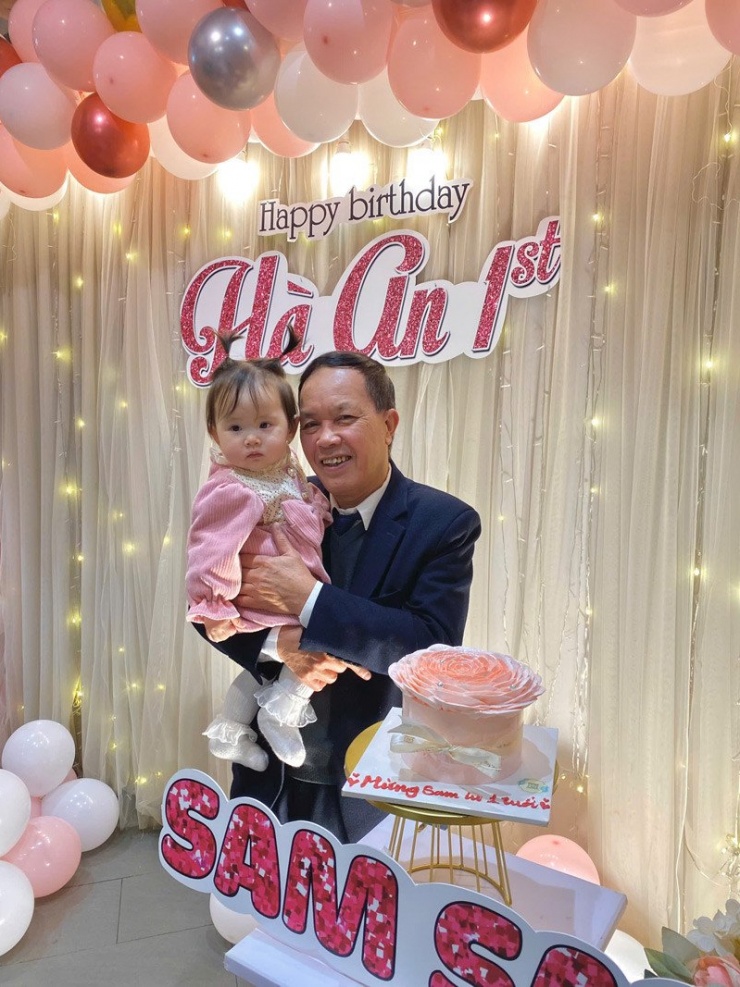 1737895092-bo-chong-2-73746-width800height1067 Bố chồng Ngọc hết lòng yêu thương con cháu