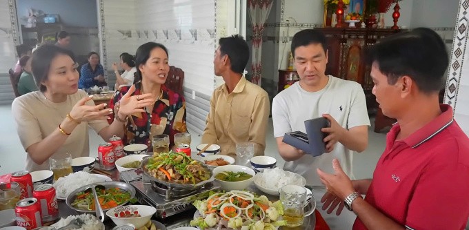 Na Eop Dong (áo trắng), 44 tuổi, ở tỉnh Nam Gyeongsang, Hàn Quốc đang biếu quà Tết cho người thân của vợ tại huyện Gò Quao, Kiên Giang, năm 2025. Ảnh: Nhân vật cung cấp