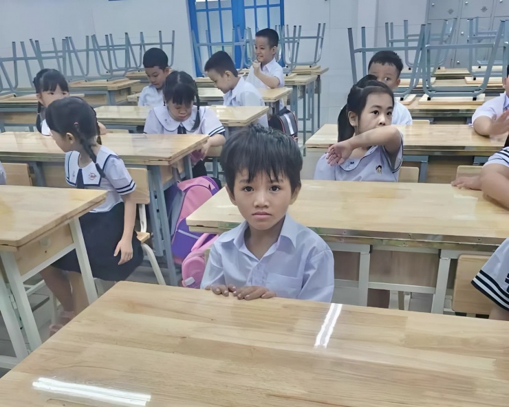 1737953100-picture-671-8468-320-width1656height1328 Cậu bé dầm mưa tới trả tiền chủ quán cơm đã giúp mình, nói một câu khiến cả MXH nghẹn ngào - 2