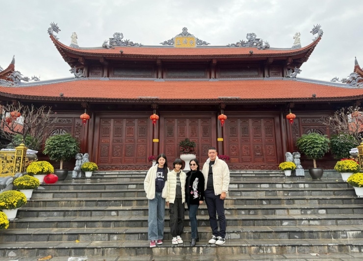 1737993932-2-0512-width1200height862 Vợ chồng Bình Minh - Anh Thơ cùng hai con tham quan Chùa Thành, còn gọi là Diên Khánh Tự - ngôi chùa cổ nổi tiếng ở thành phố Lạng Sơn.