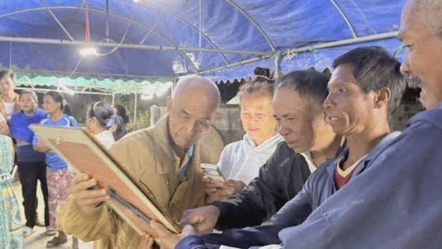 1738025156-par-6482-367-width645height363 Nhiều người đã đến dự tang lễ ông Phet. Ảnh: Khaosod.