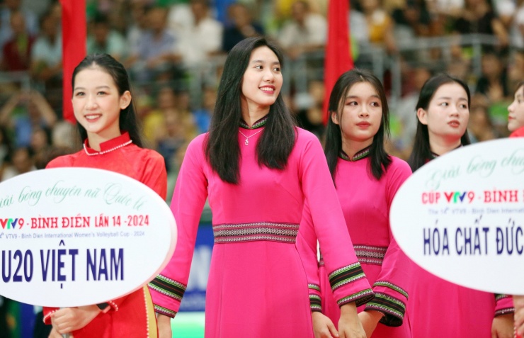 1738044885-van-ha-2-76103-width1900height1228 Sắc vóc gây thương nhớ của dàn Hoa khôi bóng chuyền Việt Nam - 10