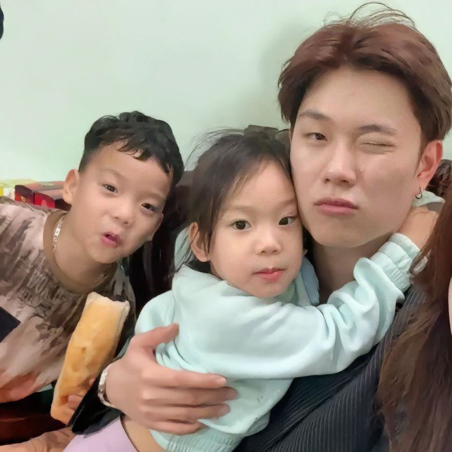 1738106729-110-7401-2-n-4877-8383-width645height645-1 Sao Việt về quê đón Tết: Anh Tú Voi rửa bát mệt nghỉ, Bùi Công Nam dọn nhà "hình thức" 1738106729 110 7401 2 n 4877 8383 width645height645 1