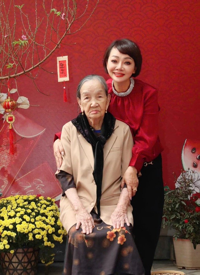 Ảnh hiếm hoi của gia đình Cục trưởng Xuân Bắc, NSND Tự Long gửi lời chúc đầu năm 1738136608 saoviet10 55129 width700height959