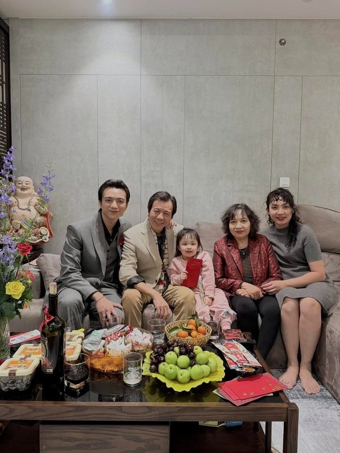 Ảnh hiếm hoi của gia đình Cục trưởng Xuân Bắc, NSND Tự Long gửi lời chúc đầu năm 1738136608 saoviet2 55131 width700height933