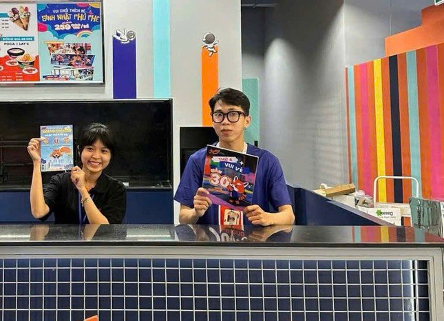 1738139446-anh-4-3891-5144-width645height466 Các bạn trẻ làm việc tất bật nhưng vẫn thể hiện tinh thần vui vẻ.