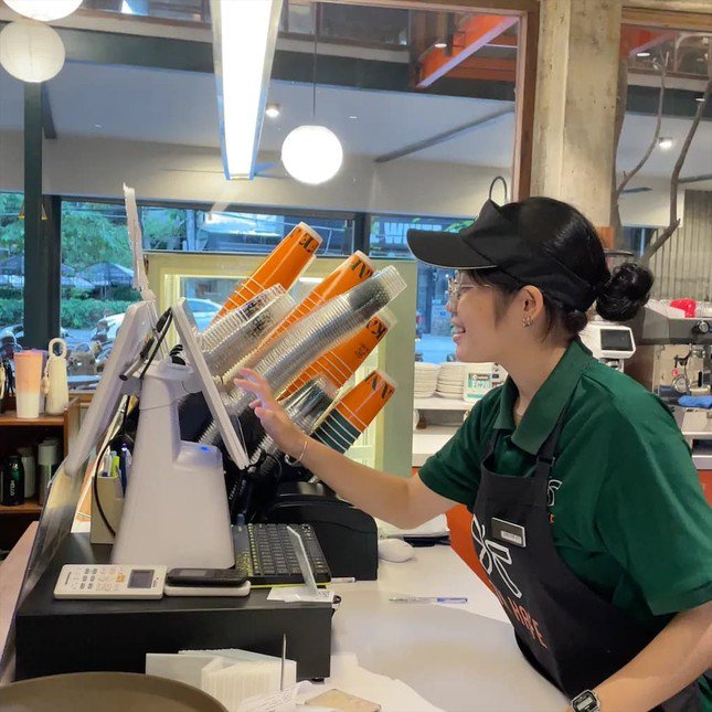 1738139446-anh-5-7607-6054-width645height645 Cô nàng năm nhất của khoa Quốc tế, Đại học Huế dự định sẽ mua laptop và máy ảnh sau khi có lương.