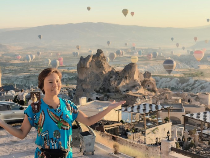 1738193333-1-31-3826-9912-7750-width680height510 Chị Trinh trong chuyến du lịch kéo dài 3 tháng cuối năm 2024 khám phá châu Âu, Thổ Nhĩ Kỳ, Maroc. Trong hình, chị dành nhiều ngày rong chơi ở thành cổ trong lòng núi đá ở Cappadocia và ngắm khinh khí cầu. Ảnh: Nhân vật cung cấp