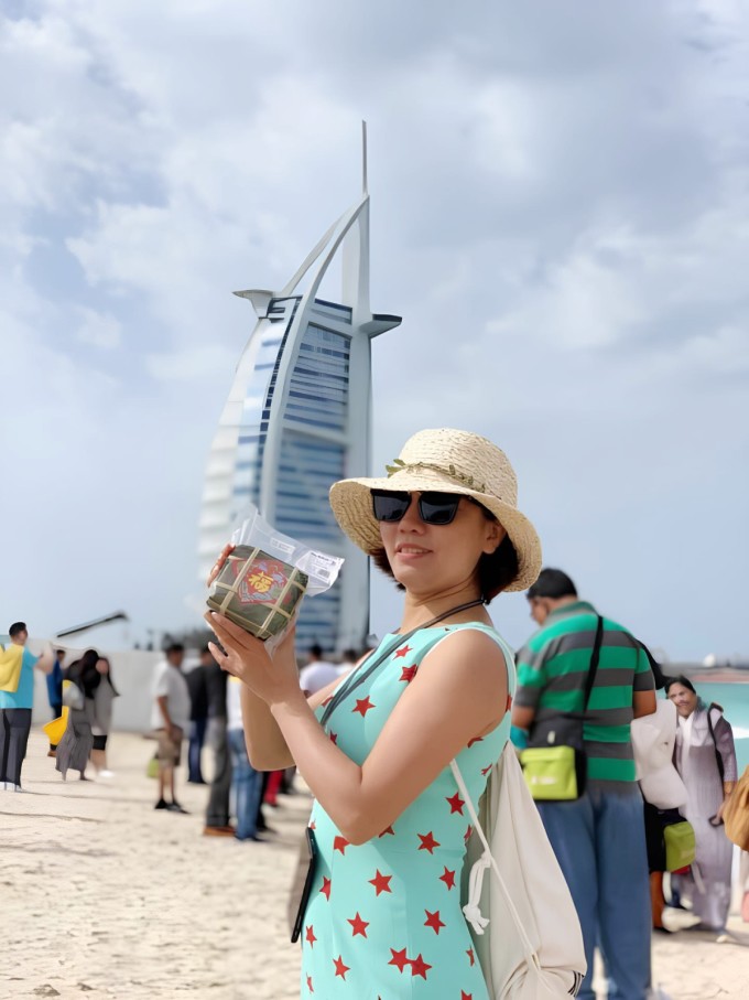 1738193333-1-8669-8047-7751-width680height907 Chị Trinh mang theo chiếc bánh chưng tại Dubai, trong chuyến du lịch