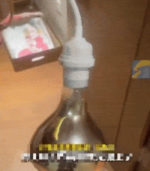 1738212897-edit-nguoi-phu-nu-dung-den-suoi-de-suoi-am-cho-ga-con-khong-ngo-bien-no-thanh-ga-nuong1-2864-width299height341 Người phụ nữ dùng đèn sưởi để sưởi ấm cho gà con, không ngờ biến thành