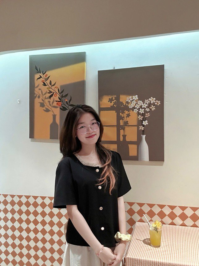 1738213149-1e59368a35838addd392-4801-202-width645height860 Quỳnh Như dành thời gian dịp Tết cho gia đình và bạn bè. Ảnh: NVCC