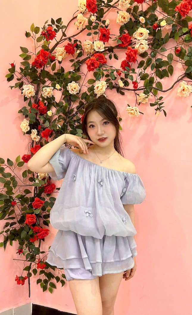 1738213149-dd995e9bea8655d80c97-7388-1109-width645height1054 Yến Nhi tranh thủ làm thêm dịp Tết để tăng thu nhập. Ảnh: NVCC