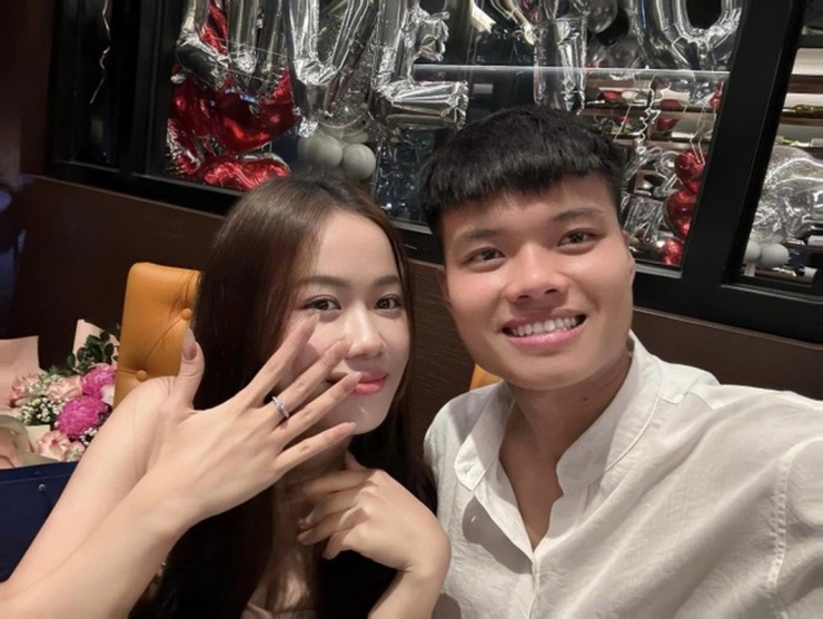 1738287797-cau-thu-viet-nam-tuoi-ty-va-chuyen-tinh-cuc-ngot-voi-ban-gai-hinh-2-width1067height800 Cầu thủ Việt Nam tuổi Tỵ và chuyện tình cực ngọt với bạn gái - 2