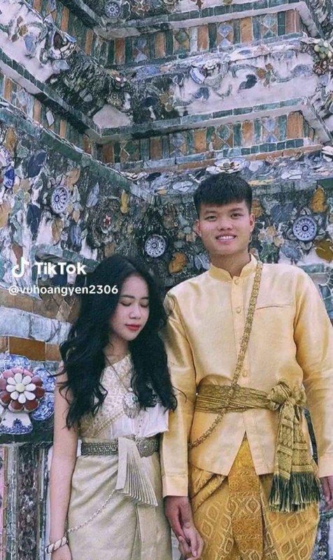 1738287798-cau-thu-viet-nam-tuoi-ty-va-chuyen-tinh-cuc-ngot-voi-ban-gai-hinh-5-width476height800 Cầu thủ Việt Nam tuổi Tỵ và chuyện tình cực ngọt với bạn gái - 5