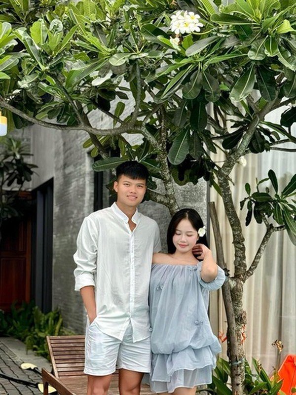 1738287798-cau-thu-viet-nam-tuoi-ty-va-chuyen-tinh-cuc-ngot-voi-ban-gai-hinh-7-width600height800 Cầu thủ Việt Nam tuổi Tỵ và chuyện tình cực ngọt với bạn gái - 7