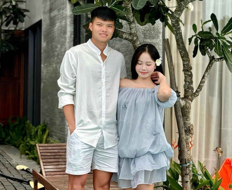 1738287799-cau-thu-viet-nam-tuoi-ty-va-chuyen-tinh-cuc-ngot-voi-ban-gai-hinh-9-width979height800 Cầu thủ Việt Nam tuổi Tỵ và chuyện tình cực ngọt với bạn gái - 9