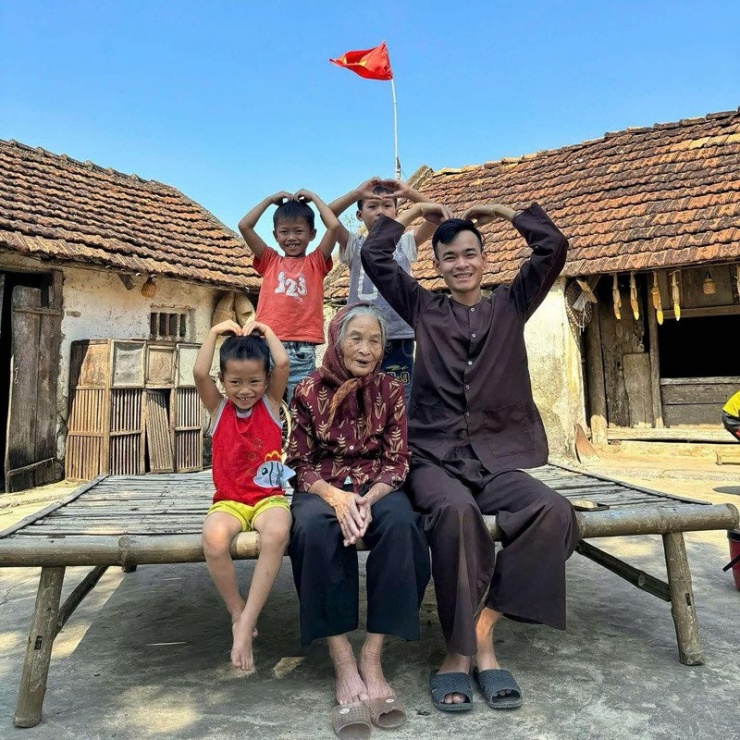 Sơn hiện sống cùng bà nội trong căn nhà gần trăm năm tuổi 