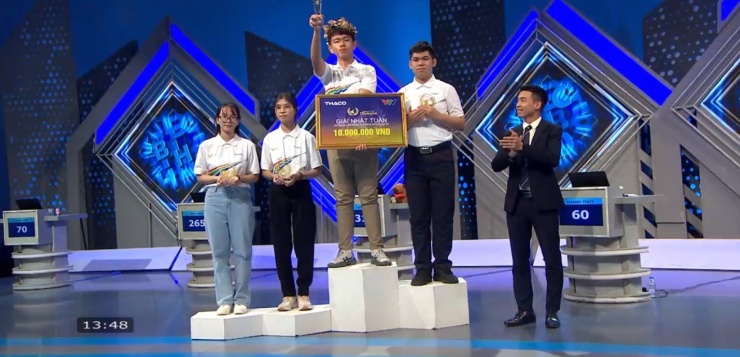 1738495136-picture-7561-0818-46-width1315height636 Thể hiện “out trình” cùng điểm số cao chót vót, nam sinh Khánh Hòa chốt hạ danh sách trận thi tháng 1 quý 2 Olympia 2025 - 7