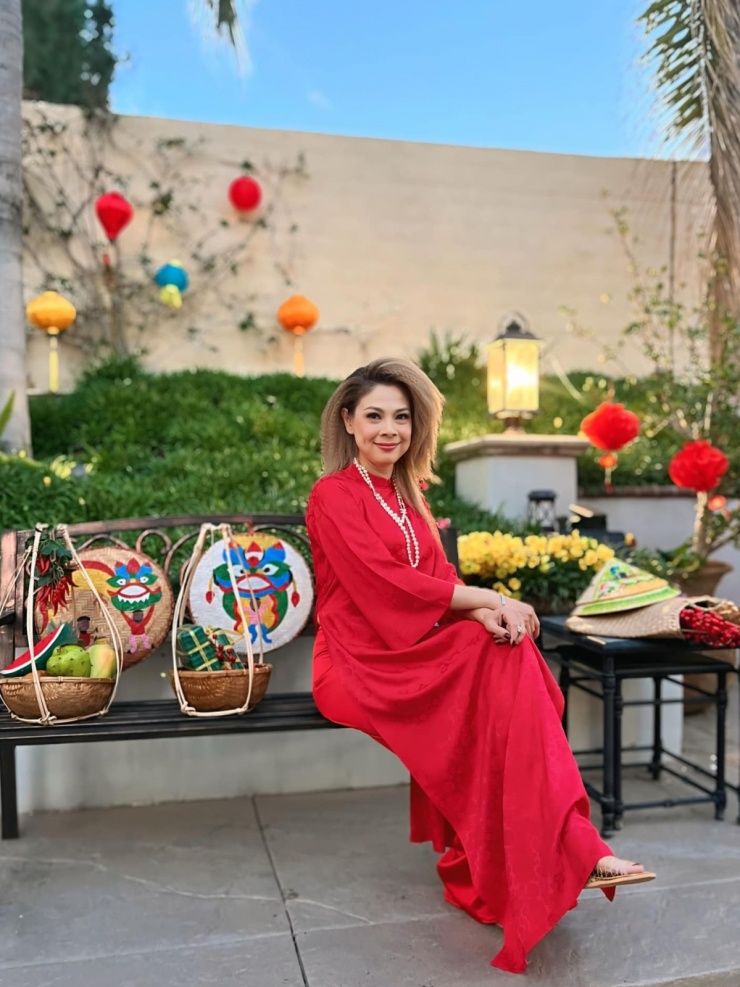 1738500538-003-4604-7-n-0741-width1200height1600 Ca sĩ Thanh Thảo diện áo dài đỏ, chụp ảnh tại sân vườn trong buổi sáng mồng 1. Trước đó, cô bỏ nhiều công sức trang trí căn biệt thự ở bang California theo phong cách Tết xưa.