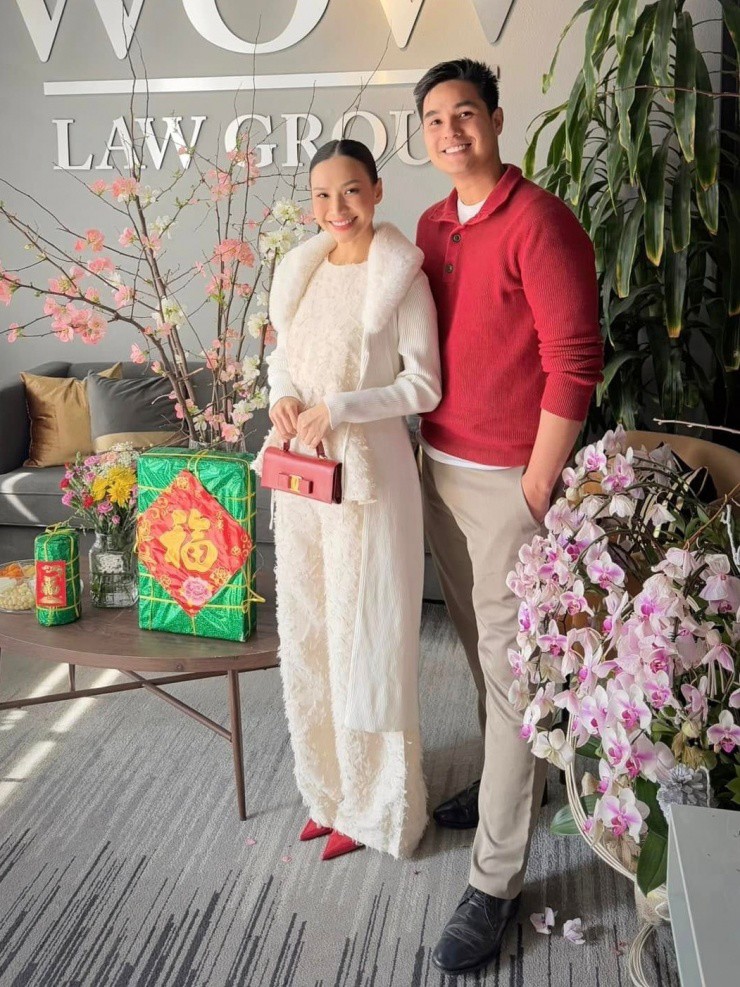 1738500539-623-83816-7-n-0743-width1052height1403 Vợ chồng Baggio - Quỳnh Trâm đi chúc Tết đồng nghiệp ở Bolsa.