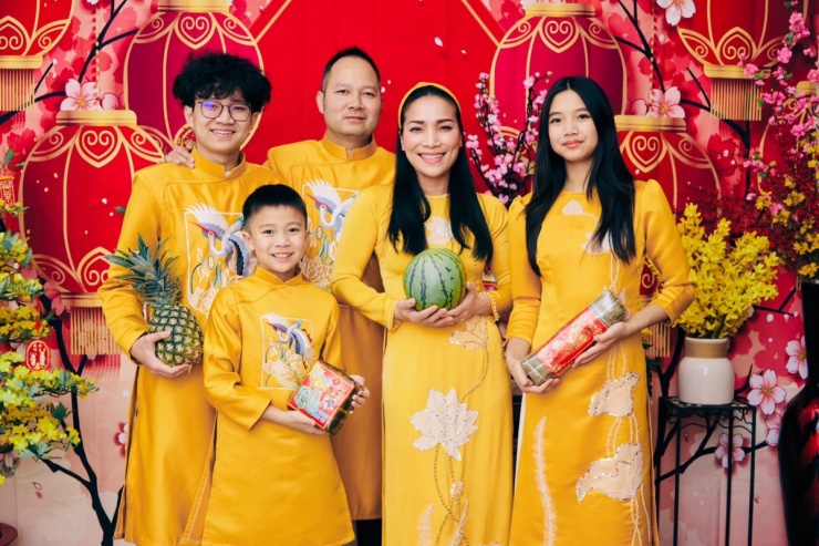 1738500540-013-22066-8-n-0746-width1200height800 Các thành viên trong gia đình Hồng Ngọc diện trang phục đồng điệu, bên nhau trong đêm Giao thừa.