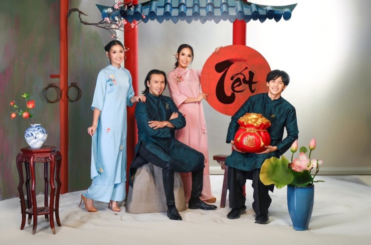 1738500540-031-51435-9-n-0746-width1200height796 Ca sĩ Trúc Linh cùng chồng con lưu lại khoảnh khắc đáng nhớ khi một năm mới lại sang.