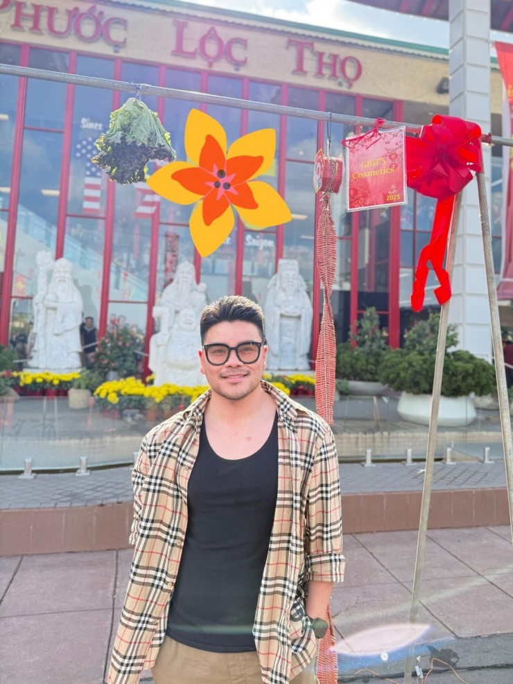 1738500540-790-18878-4-n-1073-width1133height1511 Ca sĩ Tân Hy Khánh ra chợ Phước Lộc Thọ xem bắn pháo hoa, hái lộc xuân và nhận lì xì.