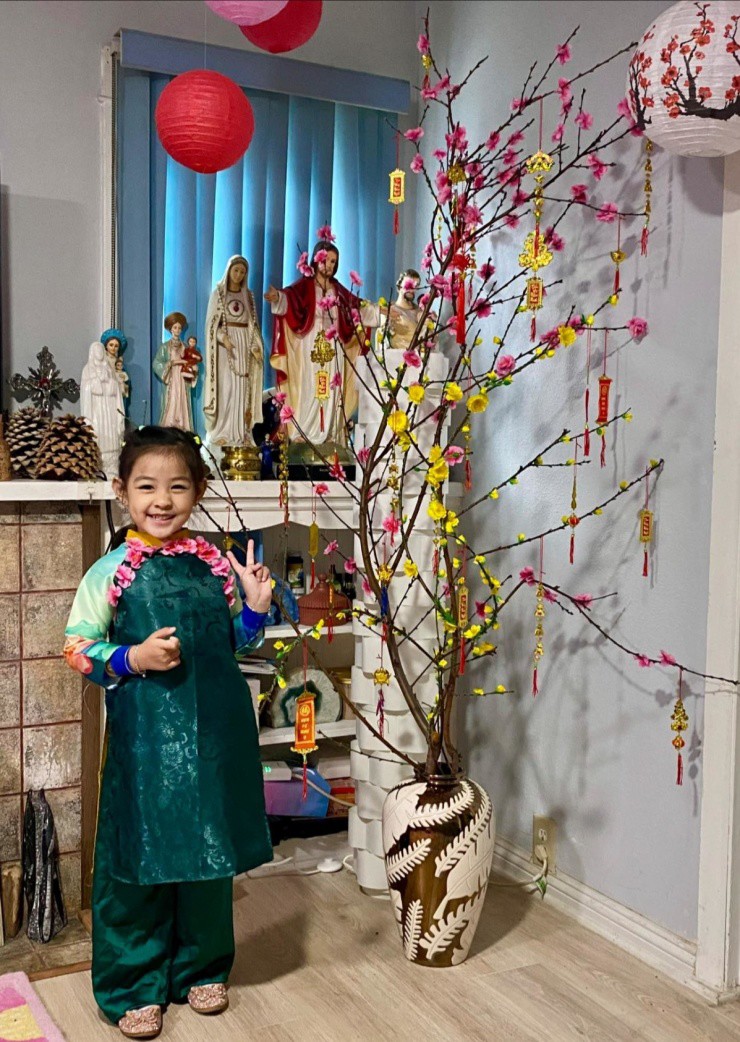 1738500541-130-61804-n-1917-width1200height1686 Con gái Đức Tiến đón Tết đầu tiên thiếu vắng ba. Hoa hậu Bình Phương cho biết đã cố gắng bày biện, trang trí nhà cửa ấm cúng để hai mẹ con bước sang năm mới bình yên.