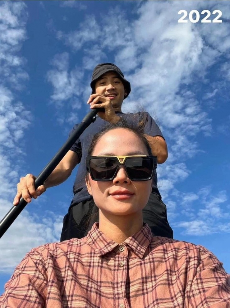 Bạn trai nhiếp ảnh là mối tình đầu của H'Hen Niê, hơn cô 3 tuổi. Hoa hậu H’Hen Niê từng chia sẻ bạn trai là người ga-lăng, biết cách chăm sóc và quan tâm cô cũng như người thân trong gia đình.