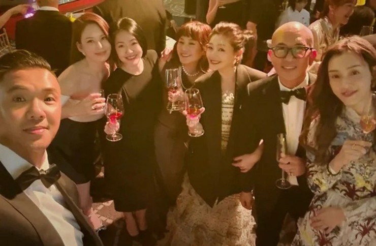 1738567438-cuoc-doi-tua-nhu-phim-cua-tu-hy-vien-truoc-khi-dot-ngot-qua-doi-8-3991-width1080height704 Từ Hy Viên (thứ 3 từ phải) trong bữa tiệc ngày 25/1. Ảnh: Weibo