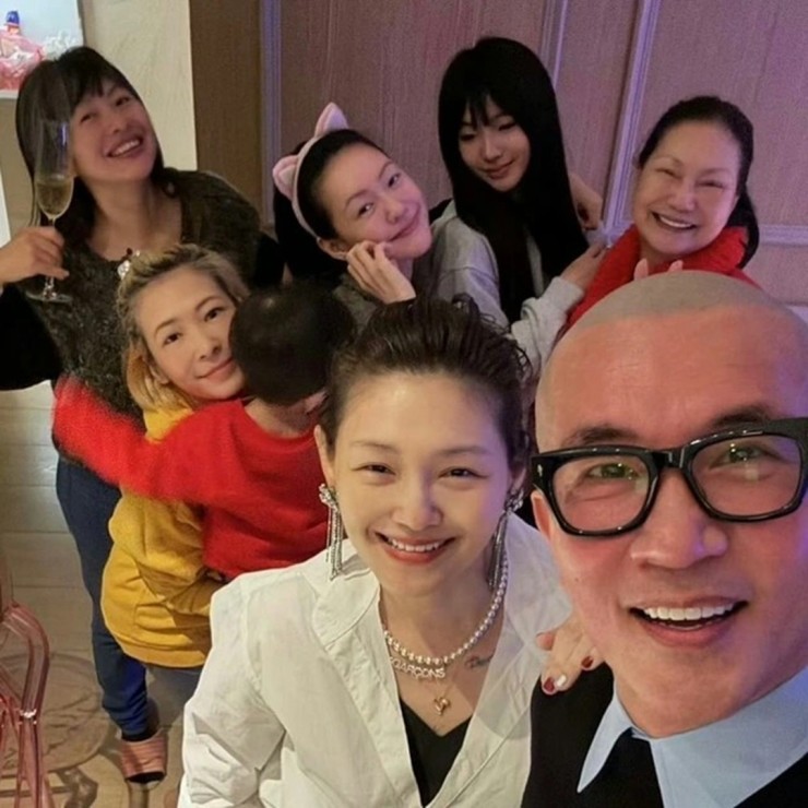 1738567439-cuoc-doi-tua-nhu-phim-cua-tu-hy-vien-truoc-khi-dot-ngot-qua-doi-3-91213-width1080height1080 DJ Koo đăng ảnh đón năm mới bên Từ Hy Viên hôm 31/12/2024.