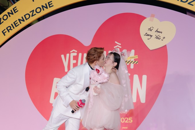 1738634489-r6n-9242-8642-1557-17376-8405-3519-8065-width680height453 Trần Ngọc Vàng hôn Kaity Nguyễn trên thảm đỏ.