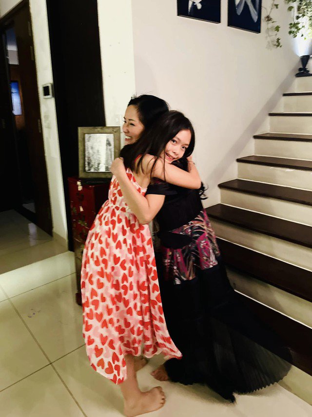 1738641494-mg2441o1kz1-c8cx71kn812-wpmn1x46353-02551-width640height853 Con gái Đoan Trang bày tỏ sự hào hứng, vui vẻ khi đến thăm nhà Hồng Nhung.