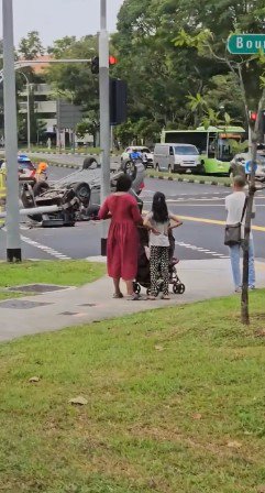 Ô tô lật ngược, húc đổ đèn giao thông, tài xế có phản ứng