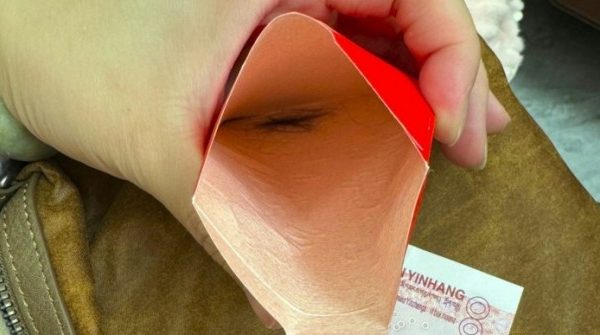 Họ hàng lì xì, người phụ nữ hoảng hốt khi thấy vật này bên trong 1738823613 546 thumbnail width740height495 anh cat 3 2 auto cropjpg