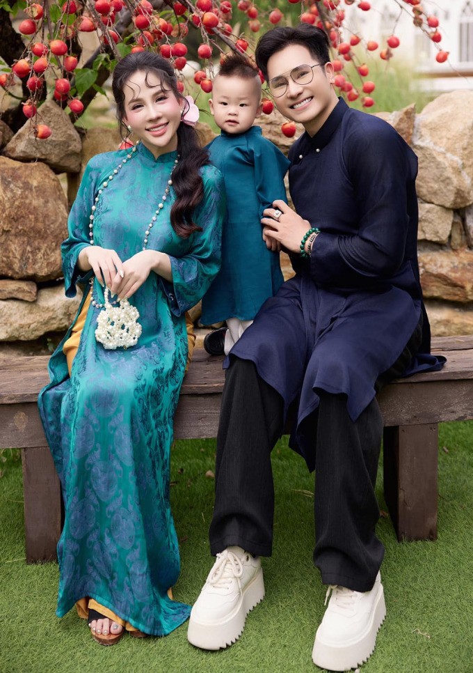 1738932231-chu-bin-1-0382-2295-0767-width680height966 Ca sĩ Chu Bin bên bạn gái Ngọc Trà và con trai hơn một tuổi.