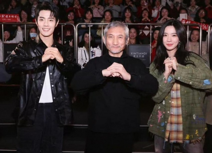 1738977379-162-822-3-n-8783-6006-width846height612 Đạo diễn Từ Khắc (giữa) bên cạnh Tiêu Chiến và Trang Đạt Phi.