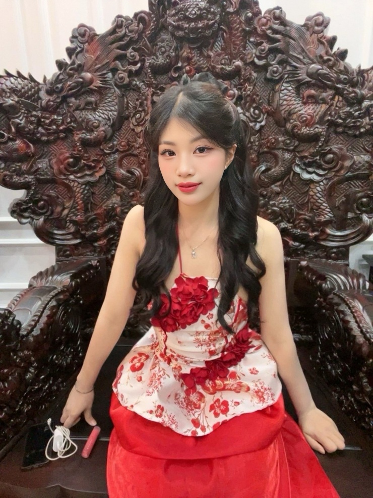 1738984150-t9-8802-width1200height1600 Cô gái nổi tiếng sau màn đấu vật với nam võ sĩ số 1 Việt Nam - 5