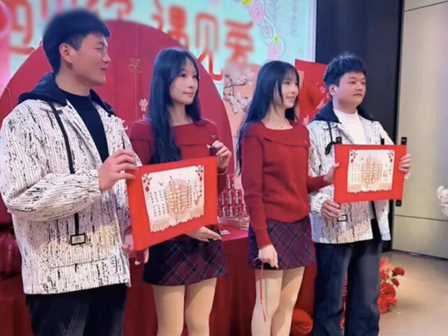 Hai chị em song sinh đính hôn với hai anh em song sinh, đứng cạnh nhau như