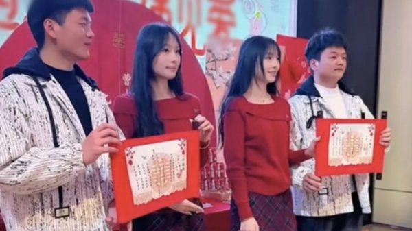 Hai chị em song sinh đính hôn với hai anh em song sinh, đứng cạnh nhau như "sao chép và dán" 1738986875 72 thumbnail width1200height628jpg