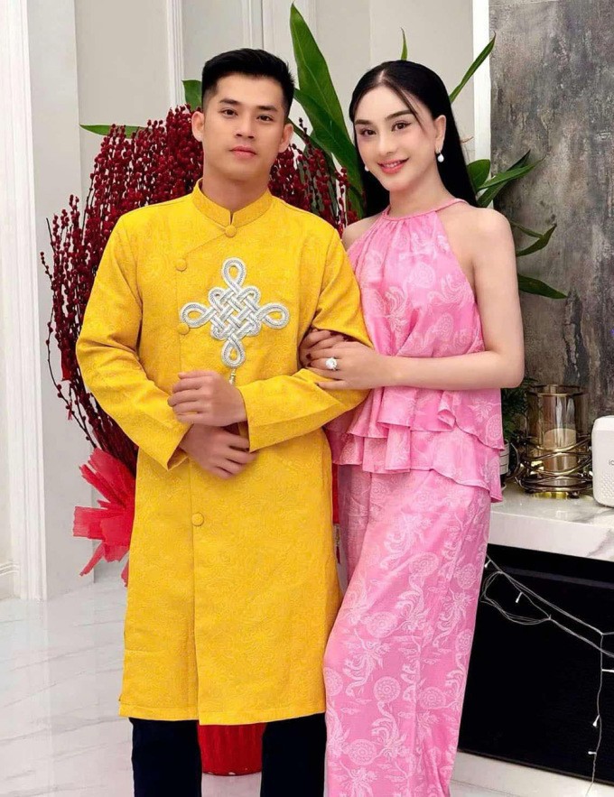 1739003059-lam-khanh-chi-2-0846-2522-1235-width680height883 Lâm Khánh Chi chụp ảnh tình tứ cùng bạn thân Thiện Vương, hôm mùng 3 Tết.