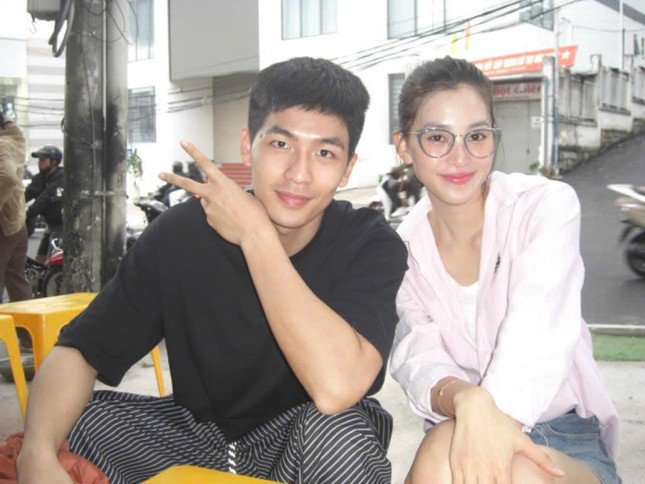 1739028537-tieu-vy-3-9009-2789-width645height484 Cặp đôi thân thiết từ trong phim ra ngoài đời.