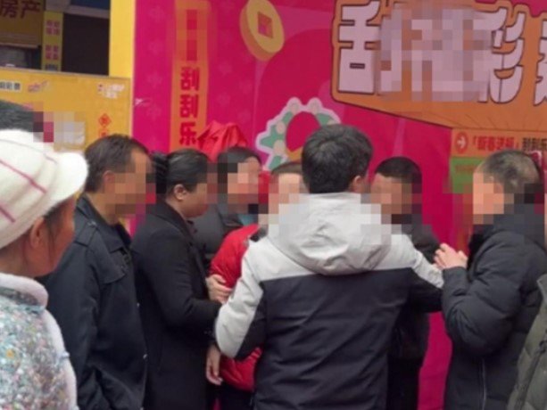 Biết khách mua trúng độc đắc 3,5 tỷ đồng, chủ tiệm liền giật lấy tờ vé số và cái kết - 2